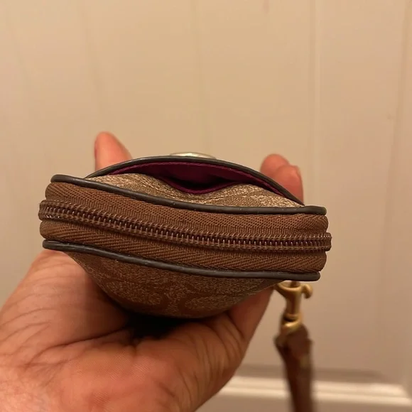 Coach, please check all picture of condition - Picture 12 of 17